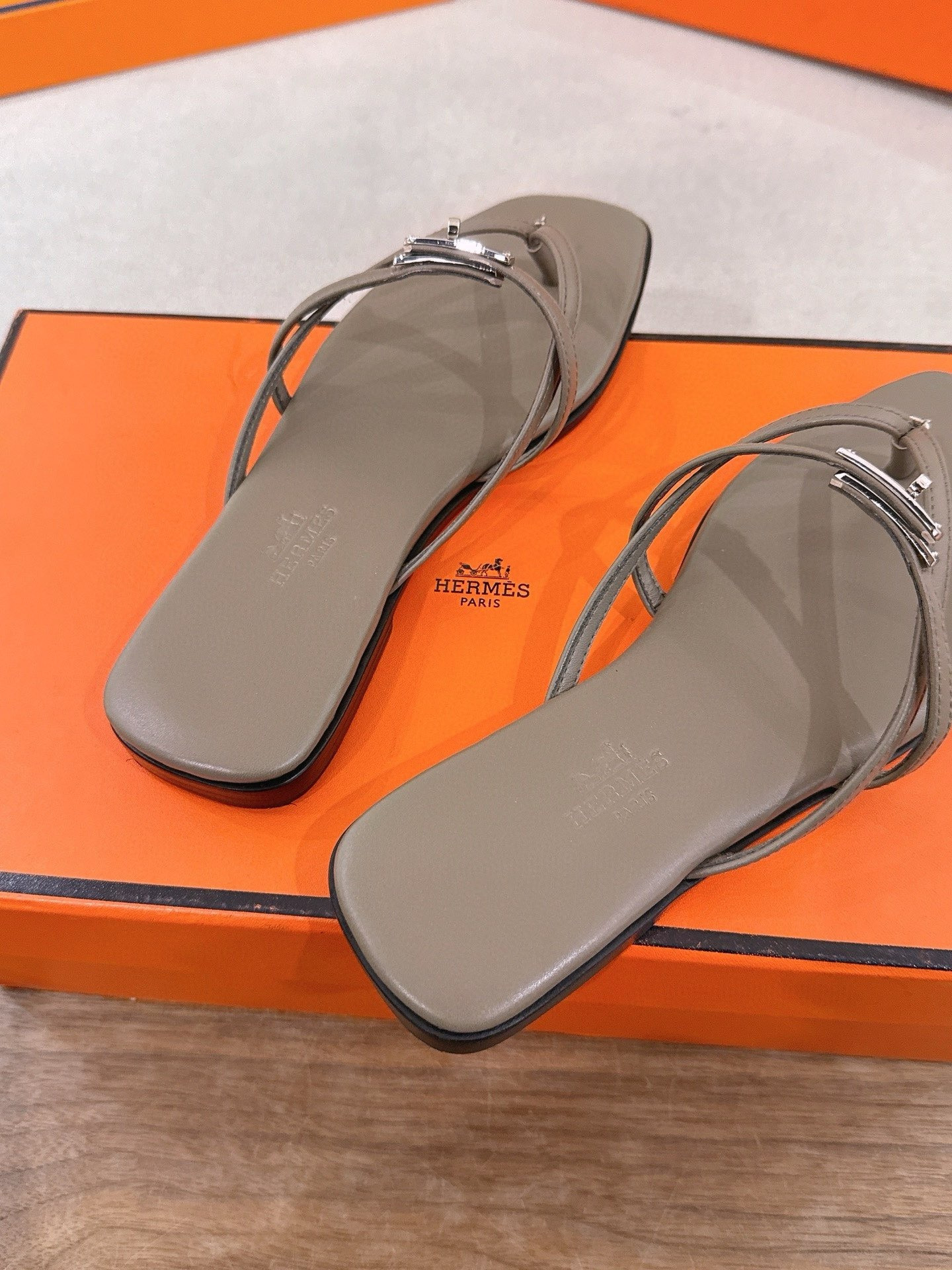 ua H**me5 miss sandals