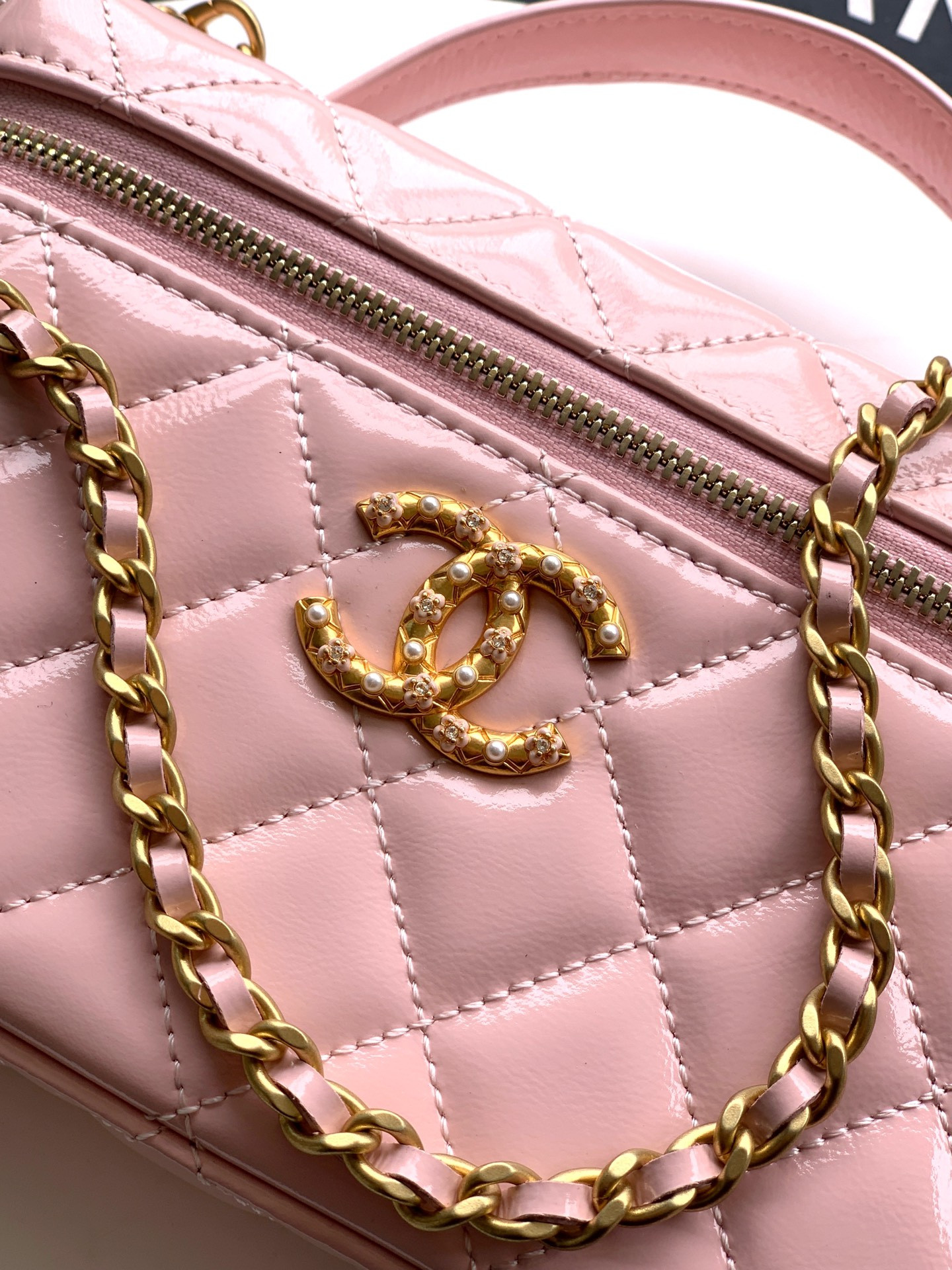 Ch**el vanity with chain 17x19x5cm