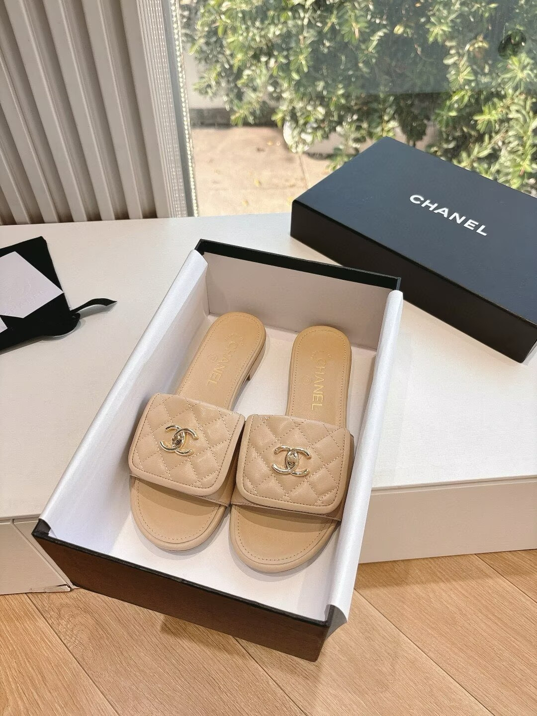 ua Ch**el slippers