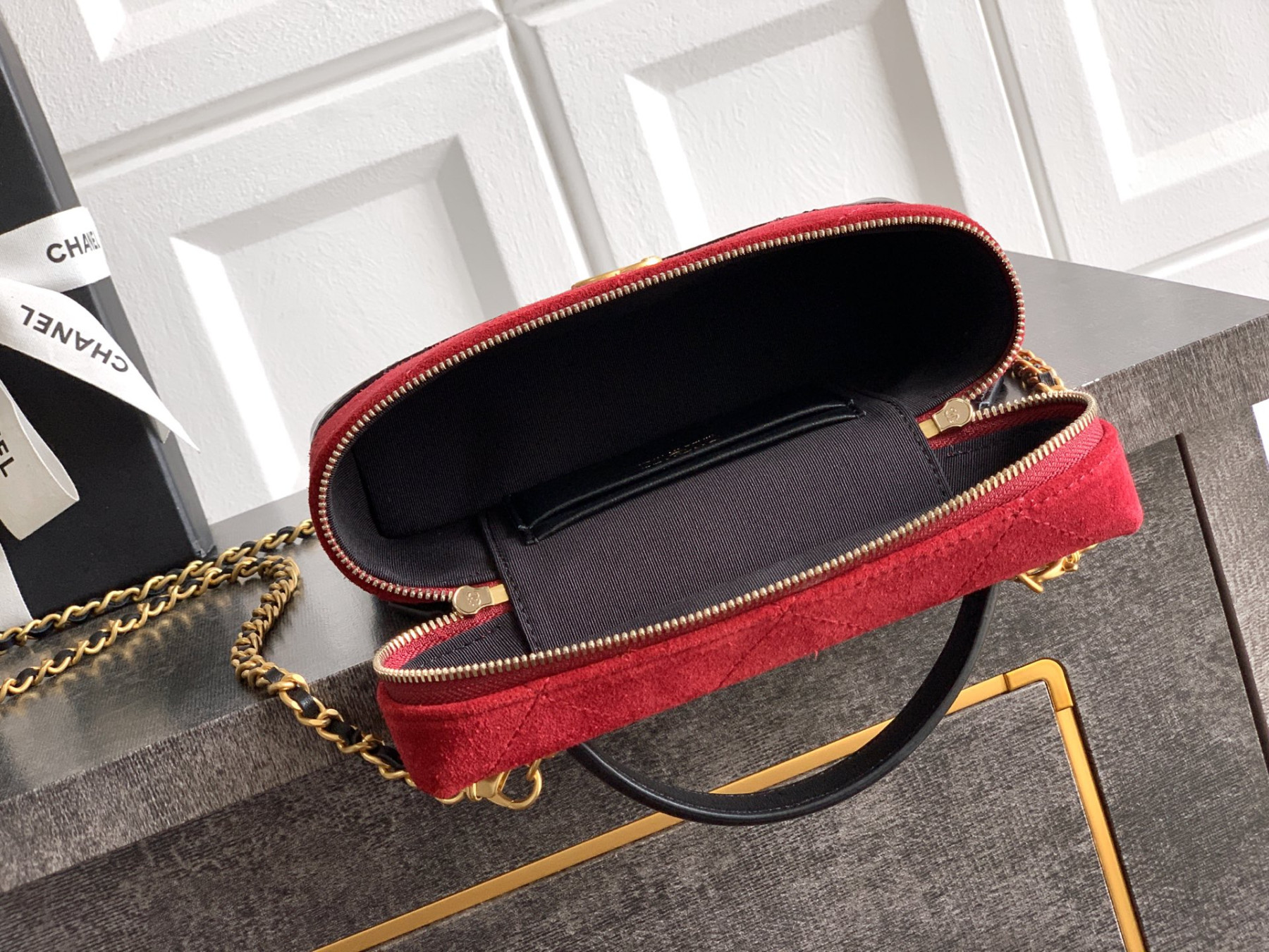 Ch**el vanity with chain ap5186 17x19.5x5cm