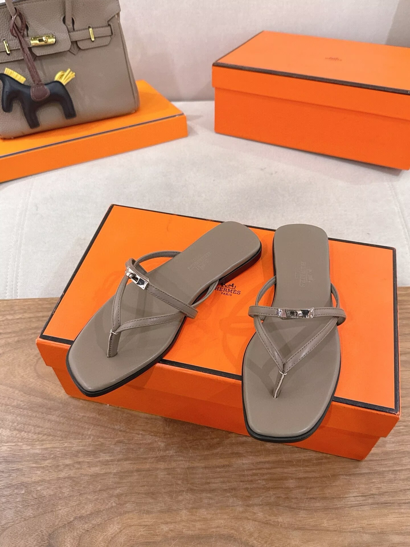 ua H**me5 miss sandals