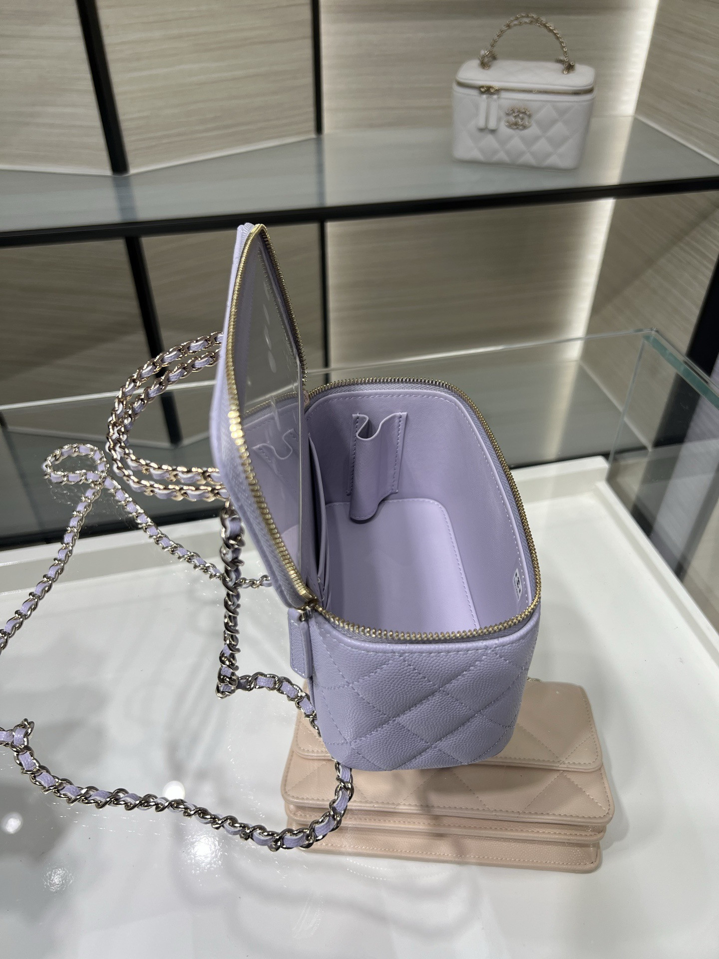 Ch**el vanity with chain ap5182 9.5x17x8cm
