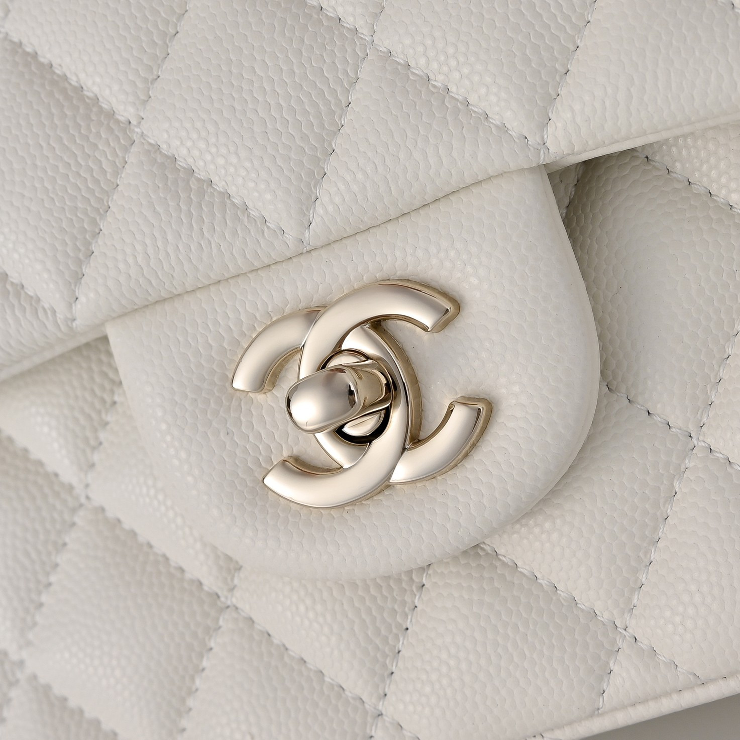 Ch**el classic flap handbag off-white with light gold hardware and caviar leather a01113 23x14.5x6cm