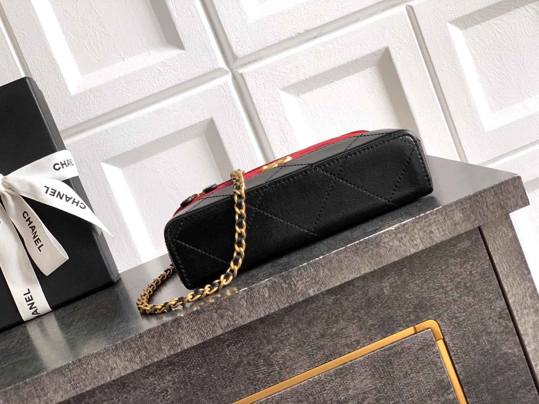 Ch**el vanity with chain ap5186 17x19.5x5cm