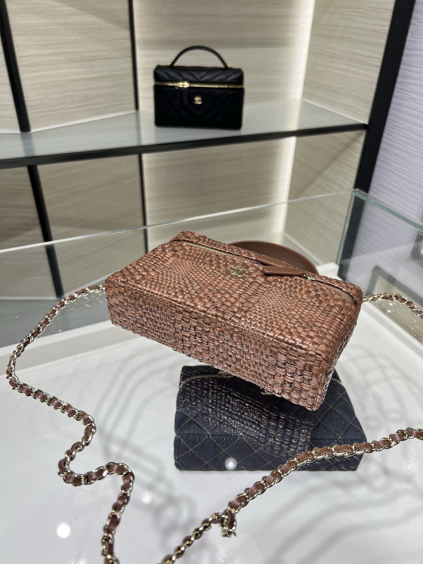 Ch**el classic vanity with chain ap4385 17x19.5x5cm