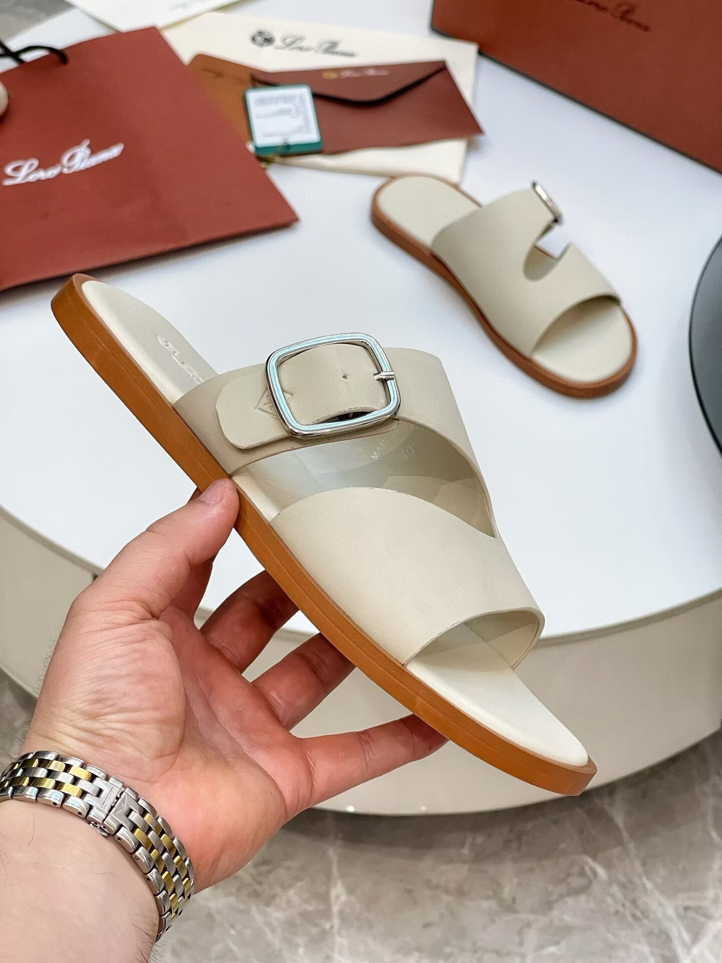 ua L0r0 P1ana sandals
