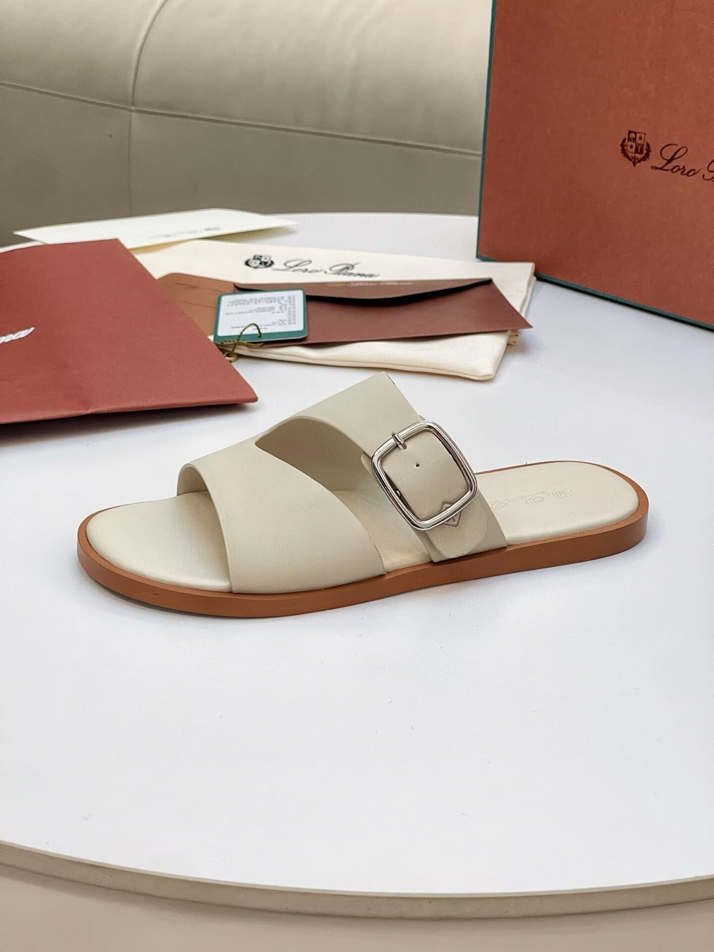 ua L0r0 P1ana sandals