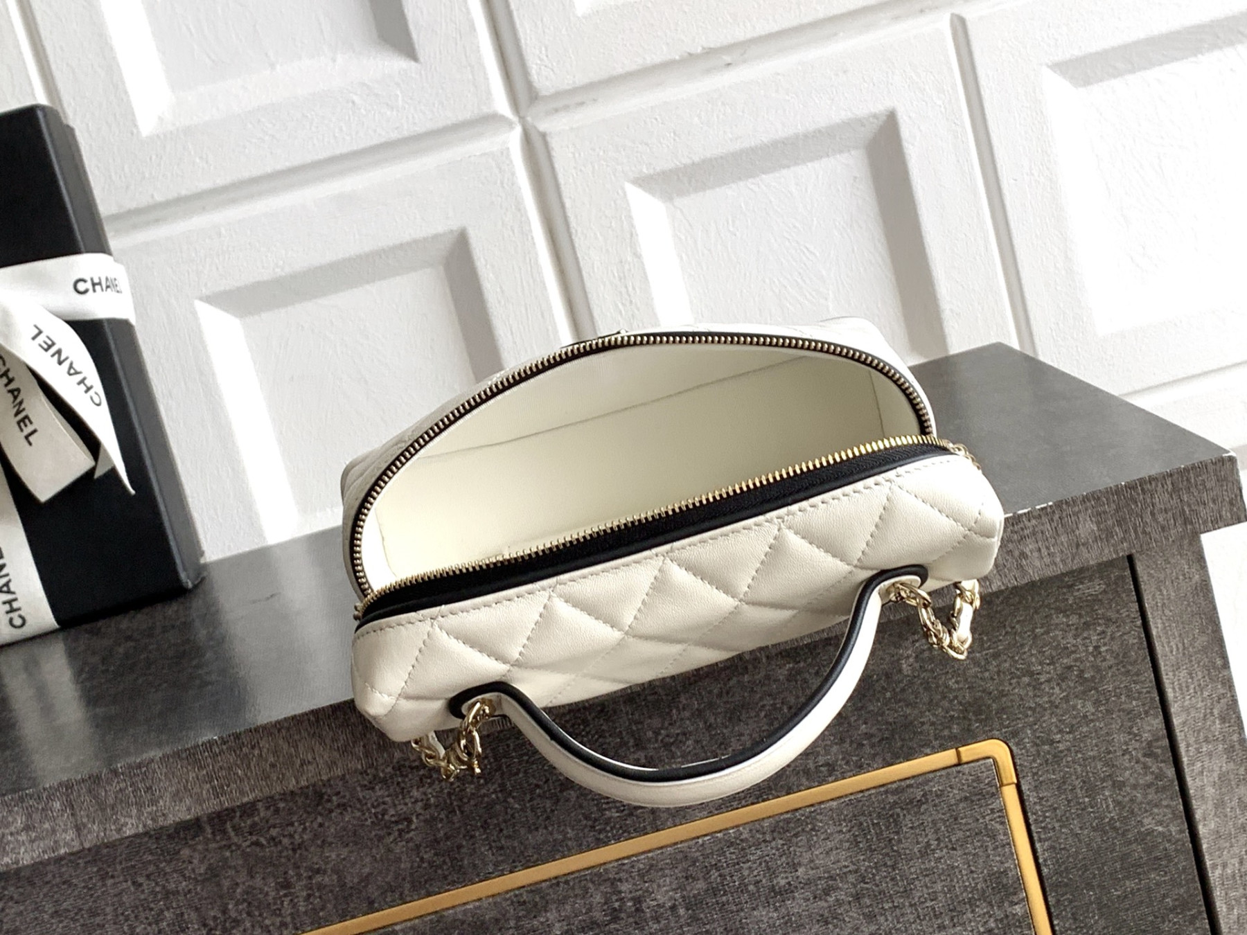 Ch**el vanity with chain ap5186 17x19.5x5cm
