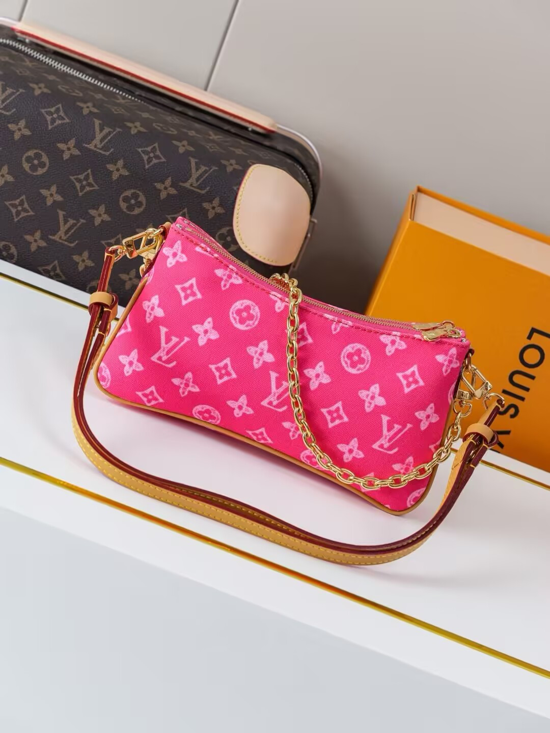 LV Pochette Liv M27719 24.5x13.5x6.5cm