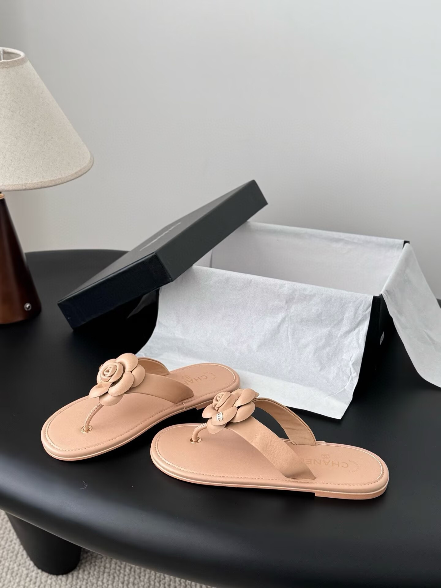 ua Ch**el thongs slides