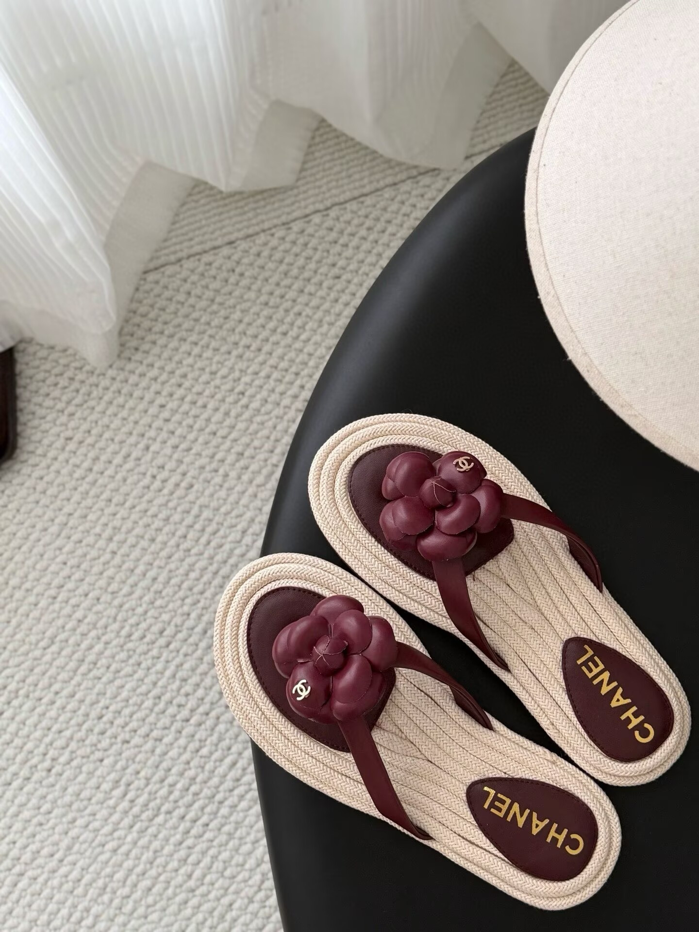 ua Ch**el thongs slides