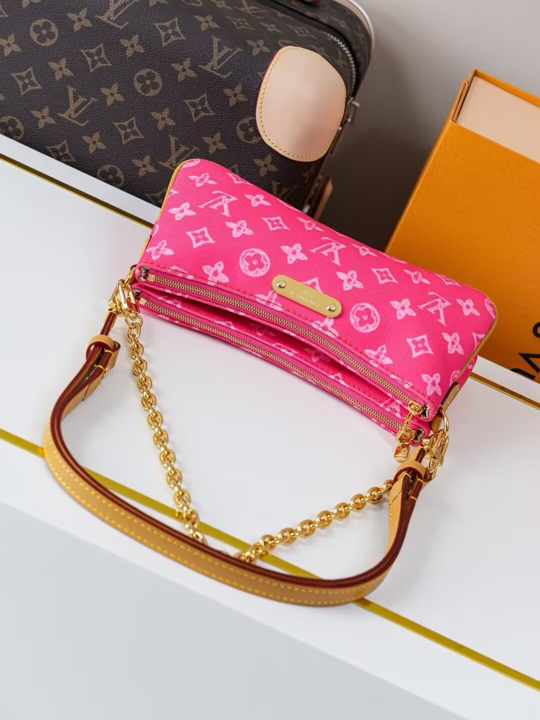 LV Pochette Liv M27719 24.5x13.5x6.5cm