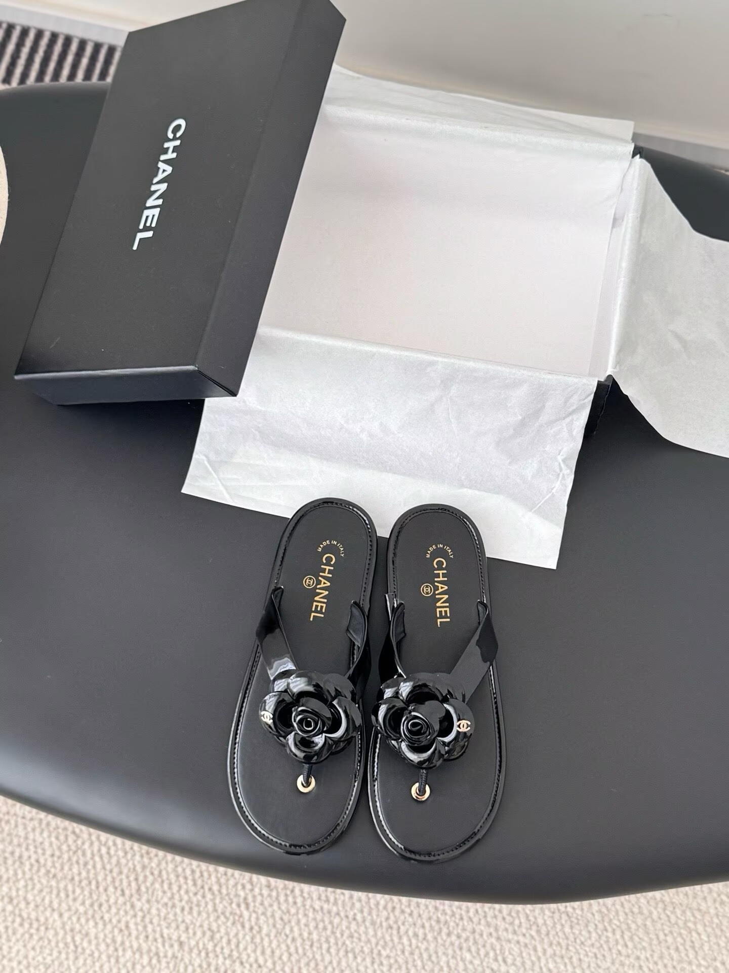 ua Ch**el thongs slides