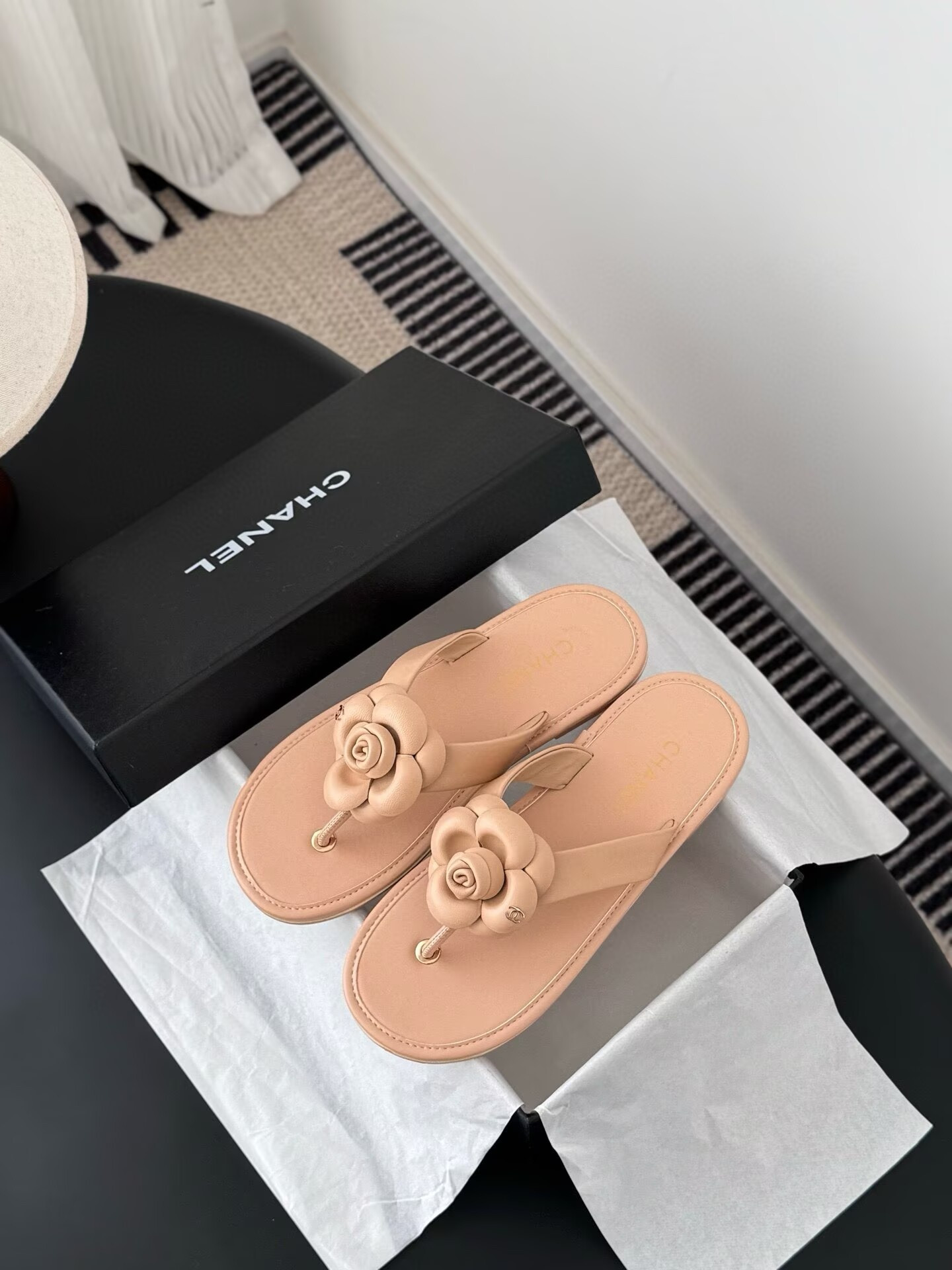 ua Ch**el thongs slides