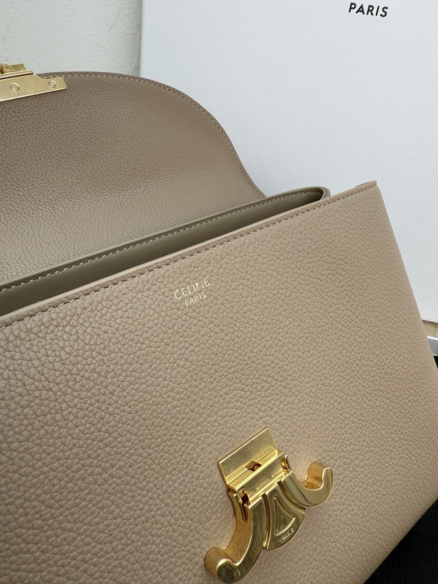 Ce1i*e Medium Nino Bag In S*pple Graind Calfskin 25x17.5x10cm