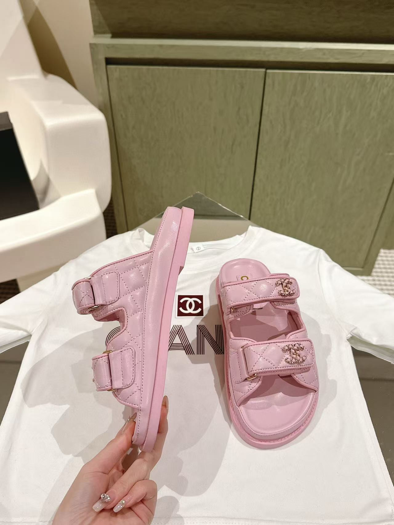 UA Ch**el SLIDES
