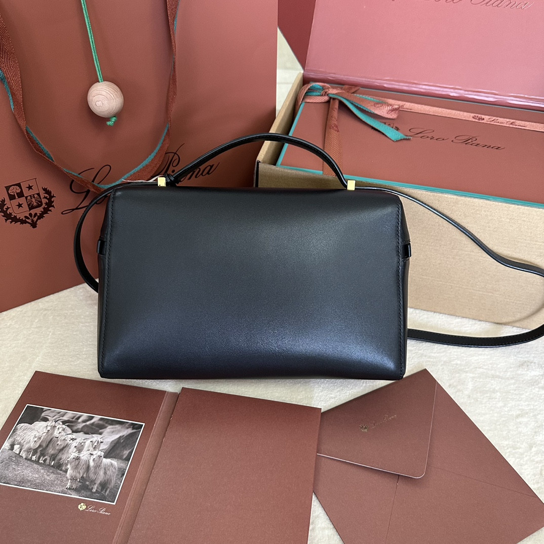 L0r0 P1ana Extra Pocket L27 Ostrich Leather 16 x 27 x 10 cm