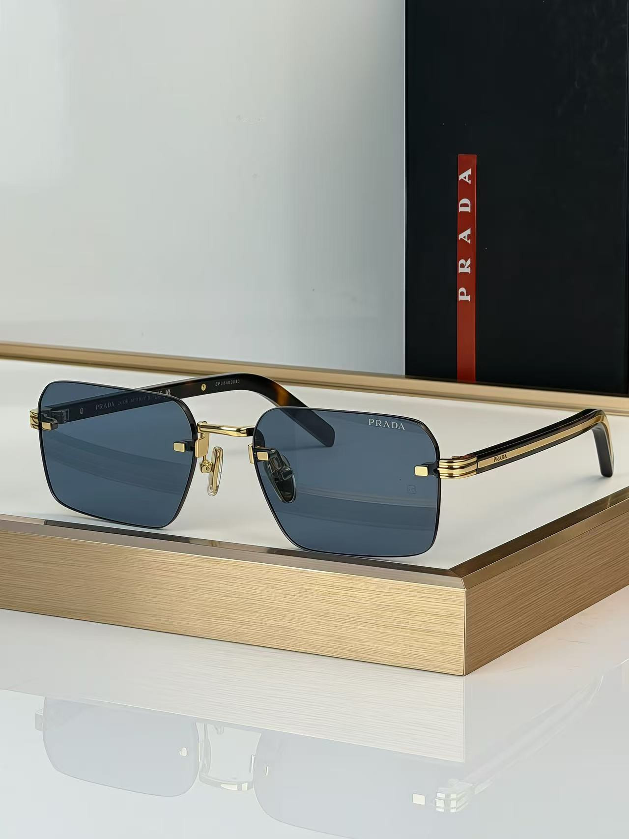 Pra*a glasses