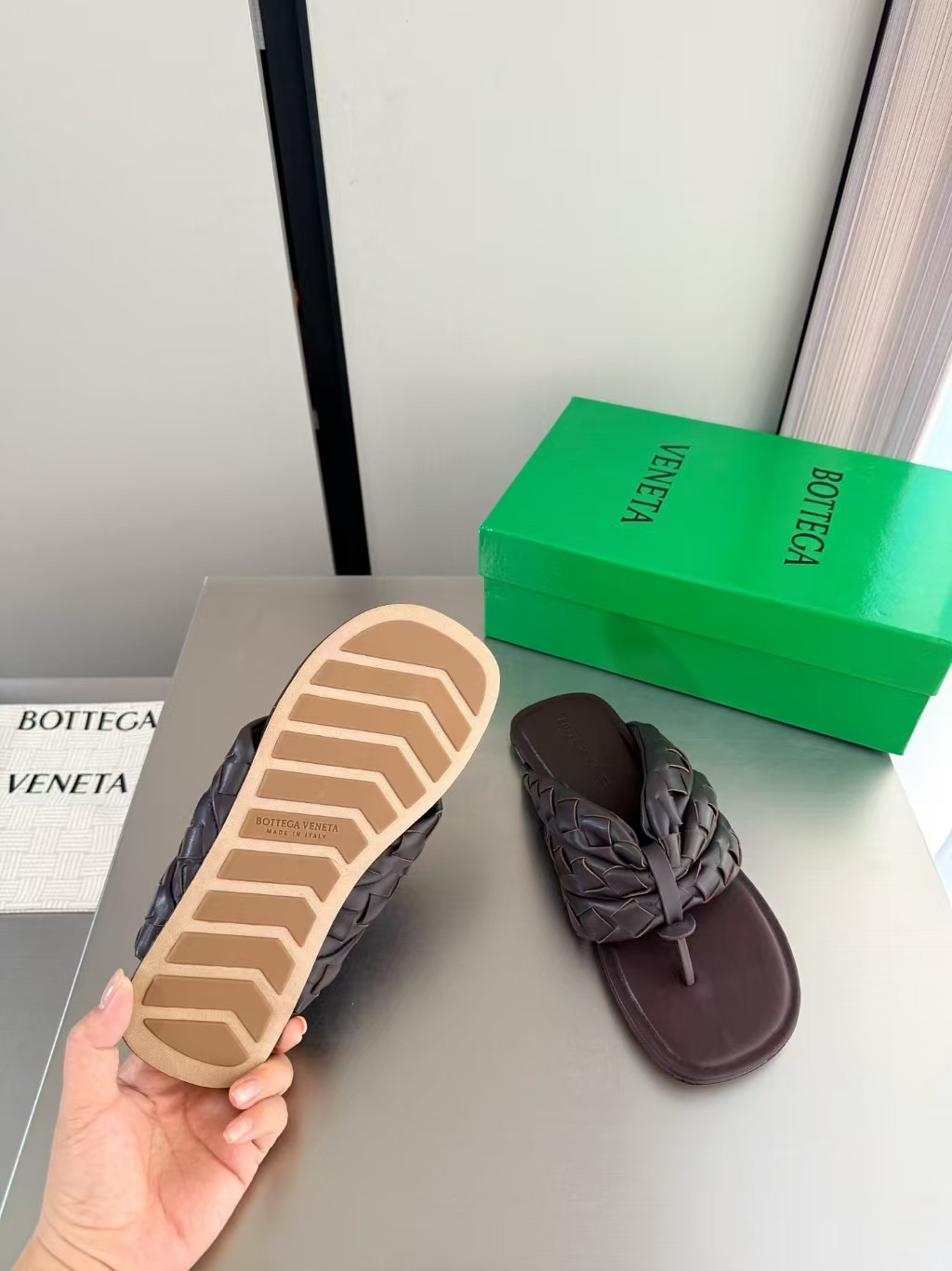 ua b0tt*ga Ven*ta salsa thong sandal