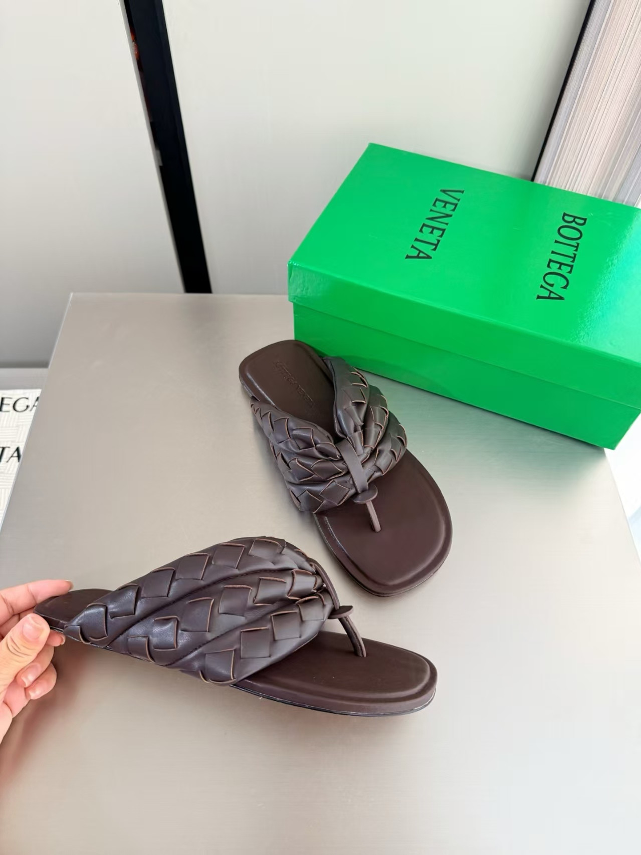 ua b0tt*ga Ven*ta salsa thong sandal