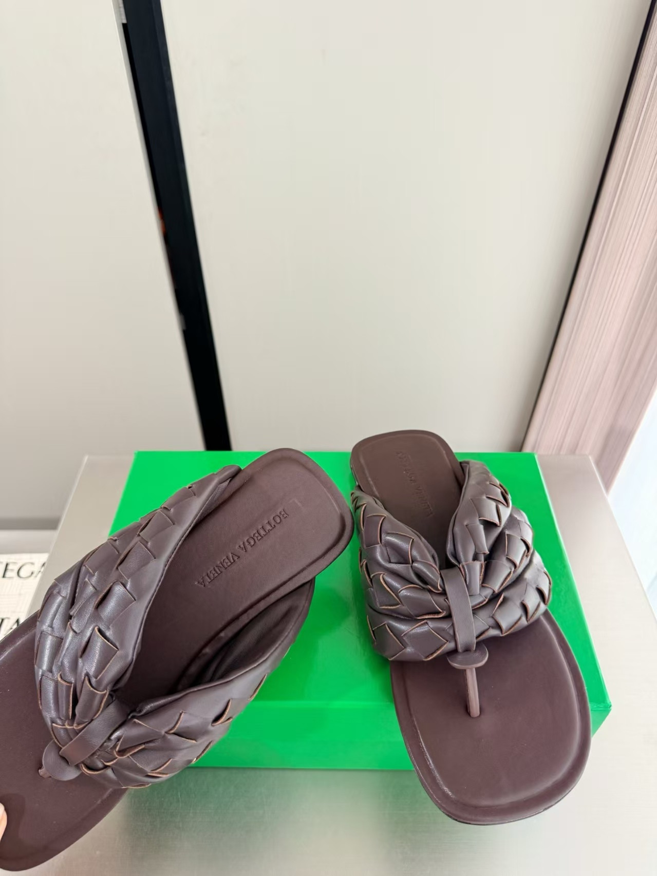 ua b0tt*ga Ven*ta salsa thong sandal