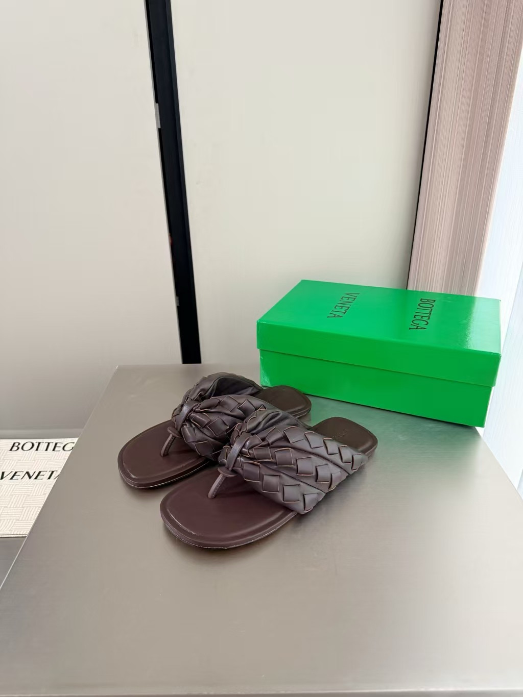 ua b0tt*ga Ven*ta salsa thong sandal