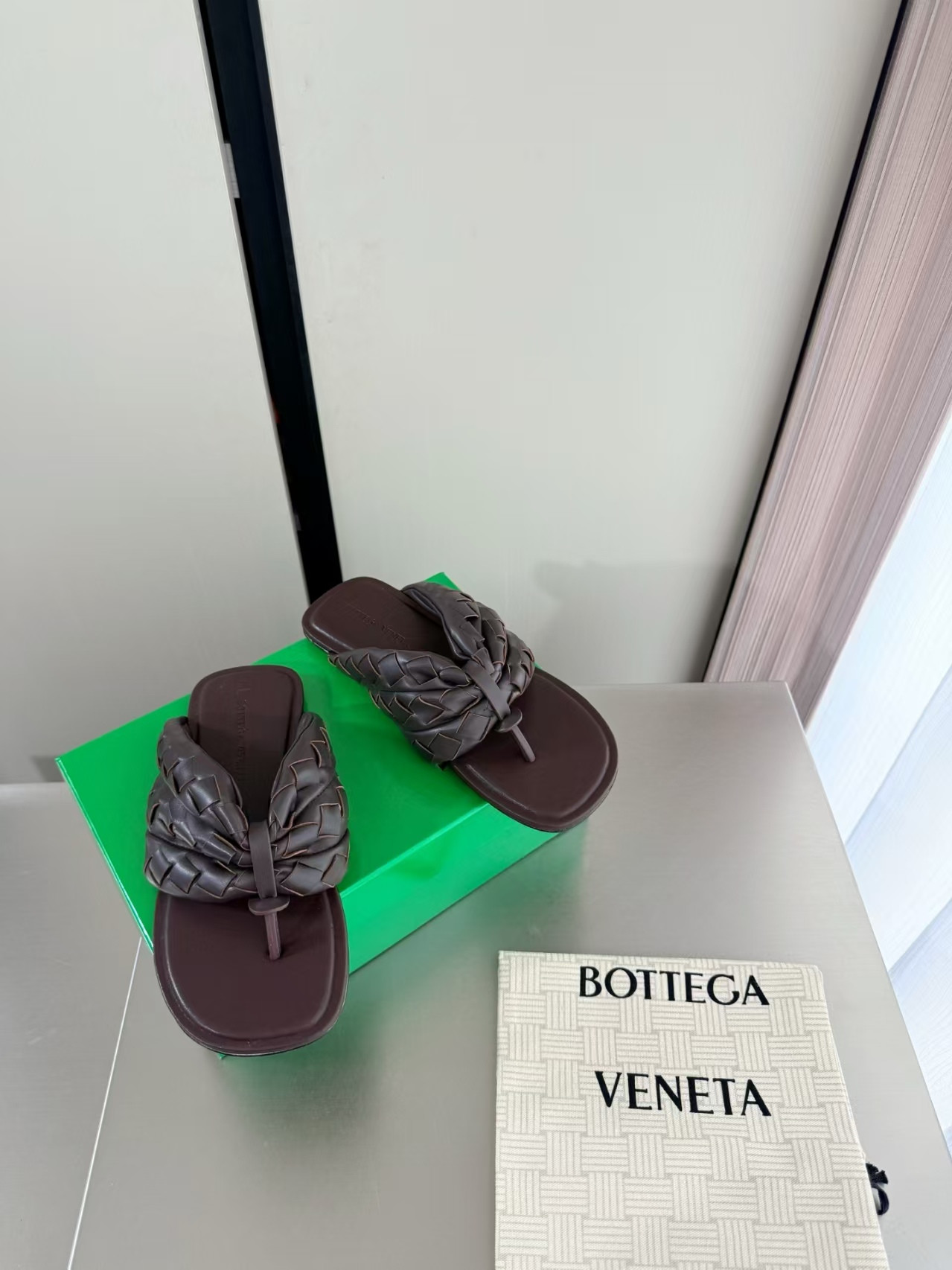 ua b0tt*ga Ven*ta salsa thong sandal