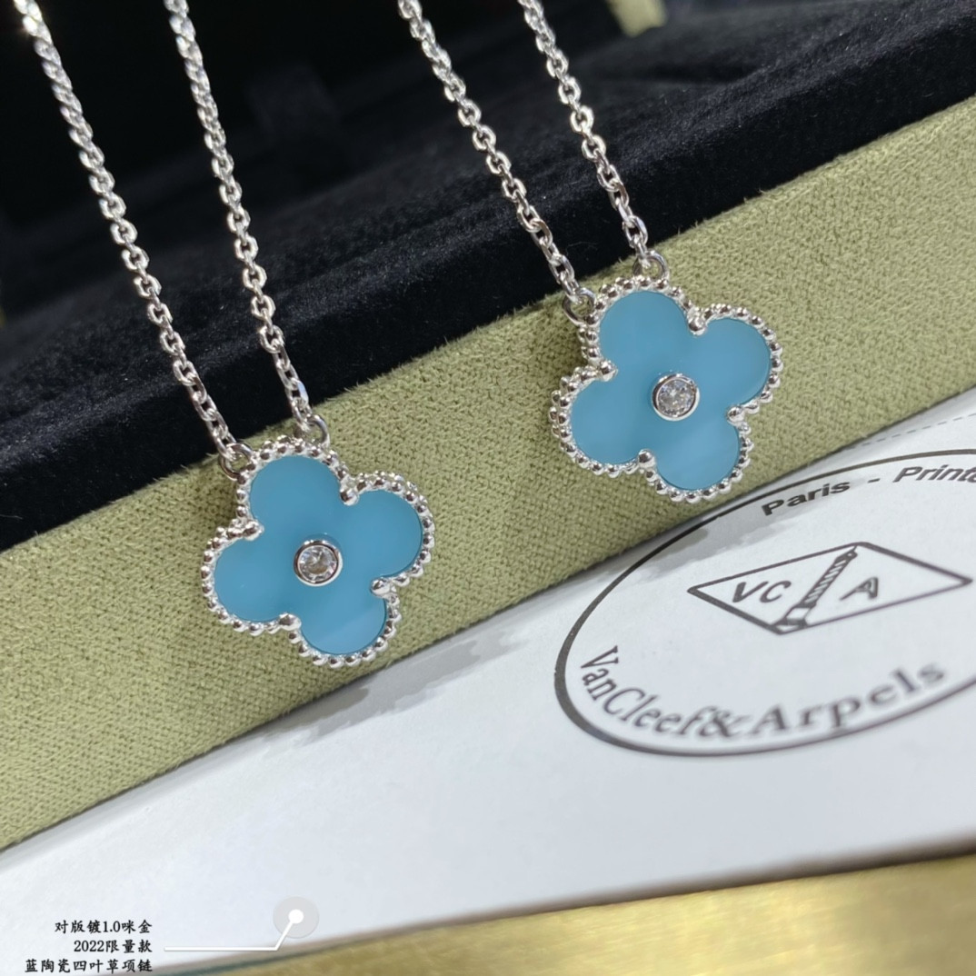 V*n Cl**f & Arpels Medium Classic Four Leaf Clover Necklace Diameter approx 1.5cm Chain length approx 40+5cm