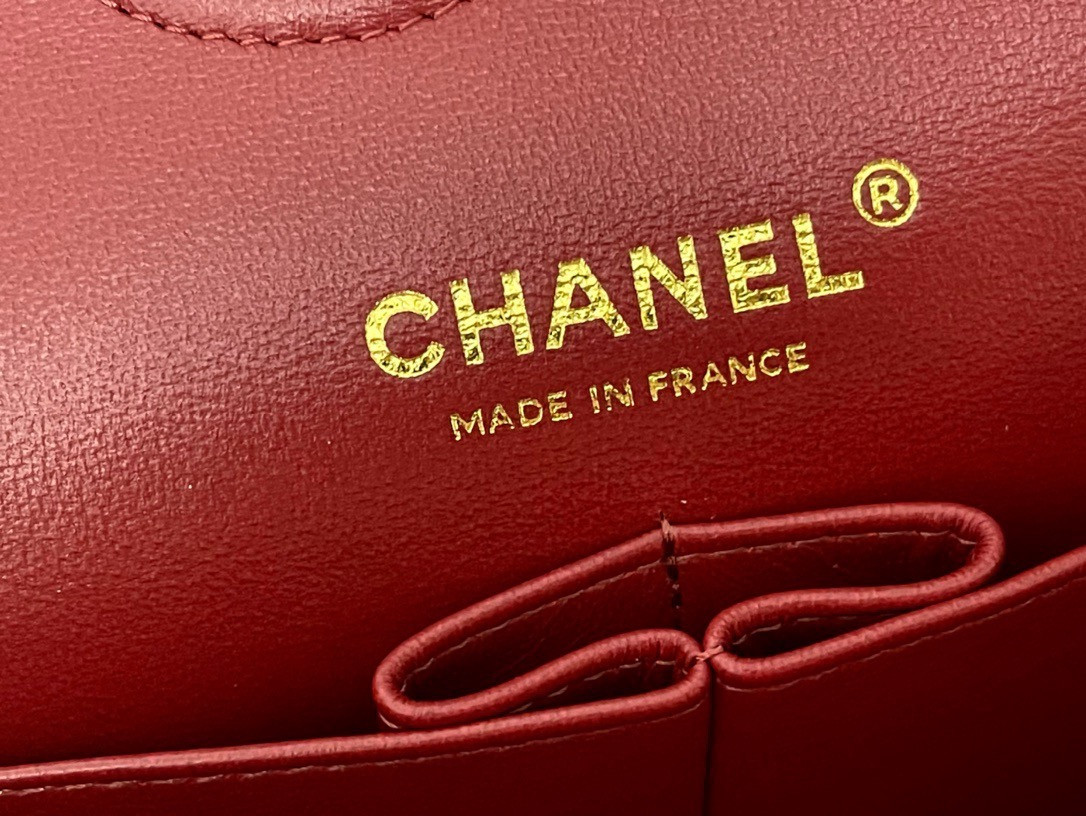 Ch**el Classic Handbag in Grained Litchi Pattern Calfskin & Gold-Tone Metal 15.5 × 25.5 × 6.5 cm