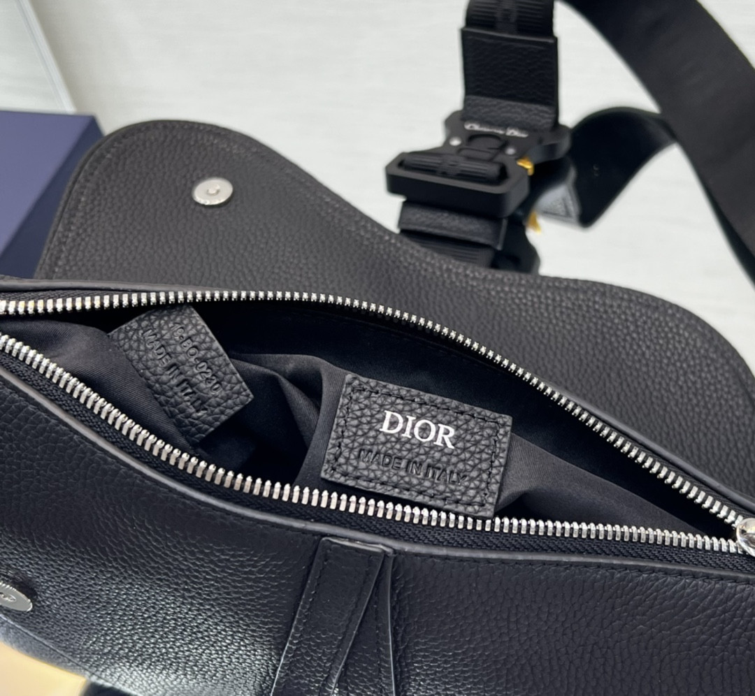 D10r Saddle Bag Black Grained Calfskin 26 x 19 x 4.5 cm