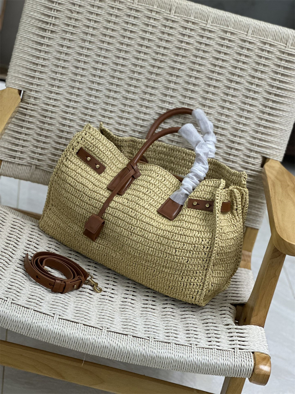 y51 sac de jour medium s*pple in raffia and vegetable-tanned leather naturel and bR1ck