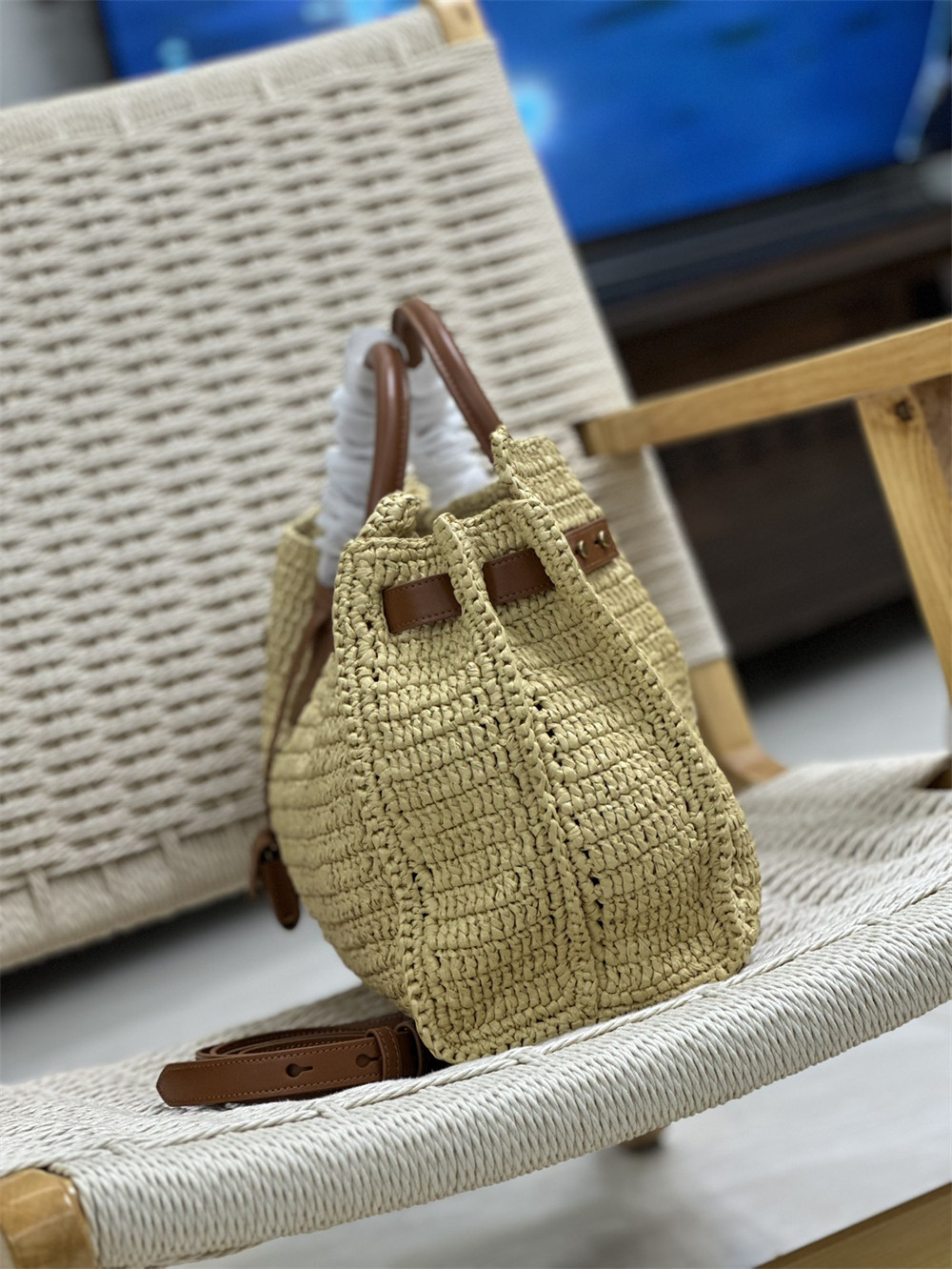 y51 sac de jour medium s*pple in raffia and vegetable-tanned leather naturel and bR1ck