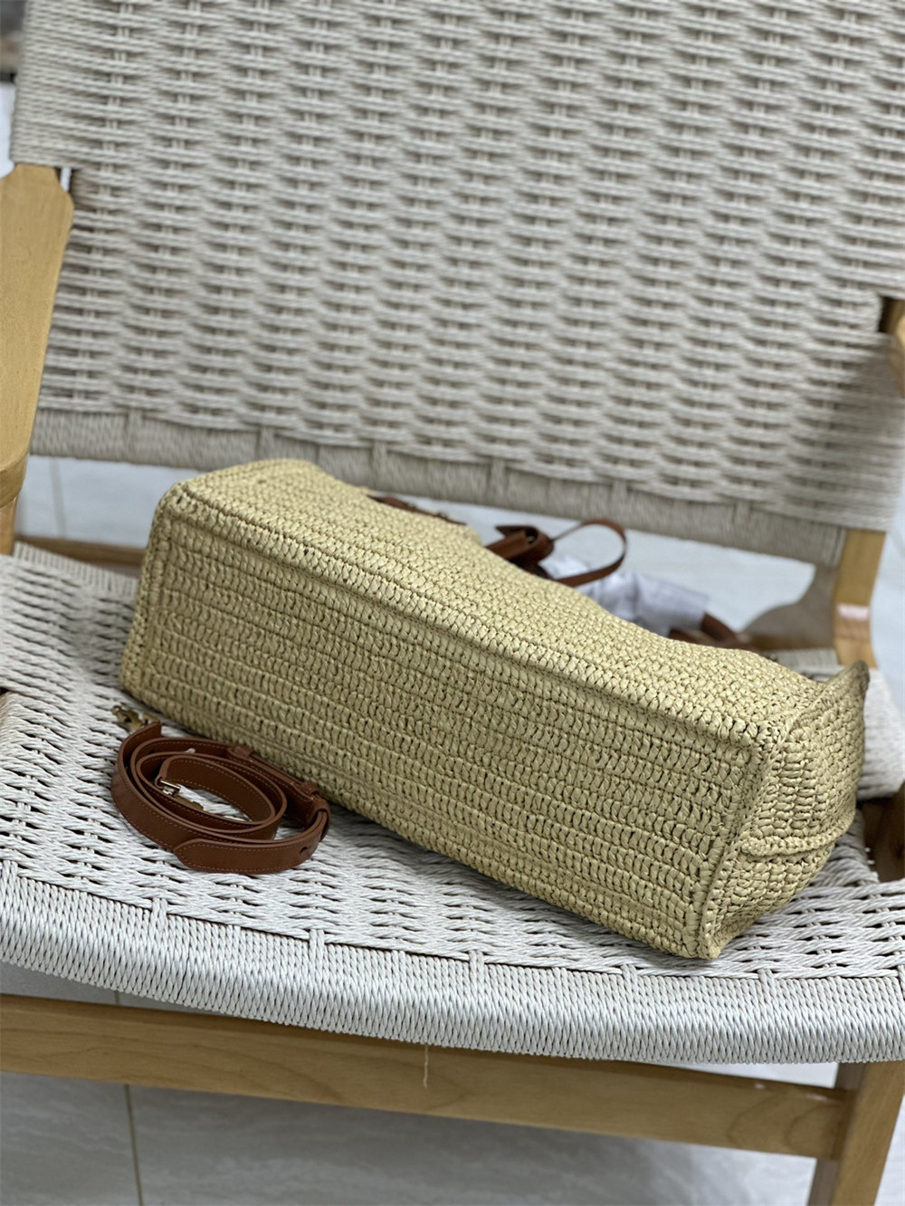 y51 sac de jour medium s*pple in raffia and vegetable-tanned leather naturel and bR1ck