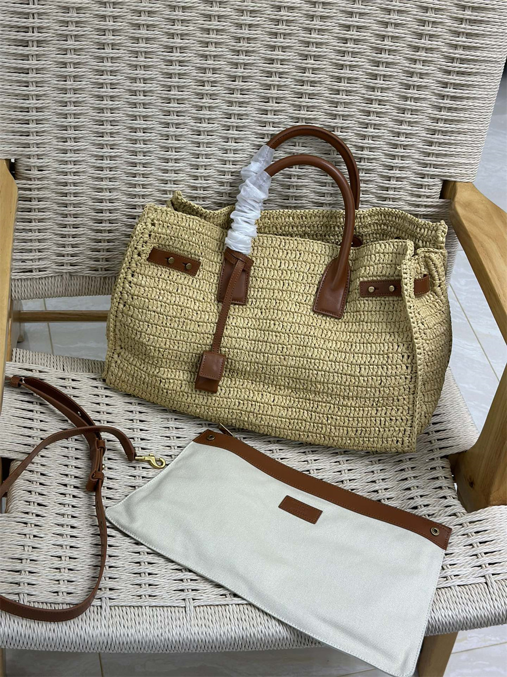 y51 sac de jour medium s*pple in raffia and vegetable-tanned leather naturel and bR1ck