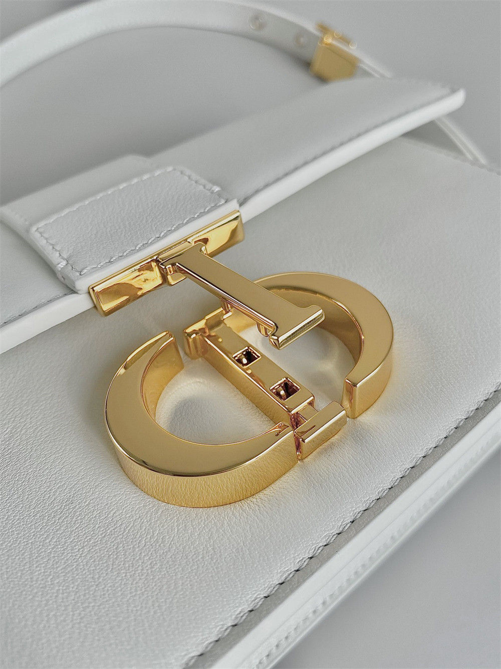 D10r 30 MONTAIGNE EAST-WEST BAG WITH CHAIN Latte Calfskin 21 x 12 x 6 cm / 8.5 x 4.5 x 2.5 inches