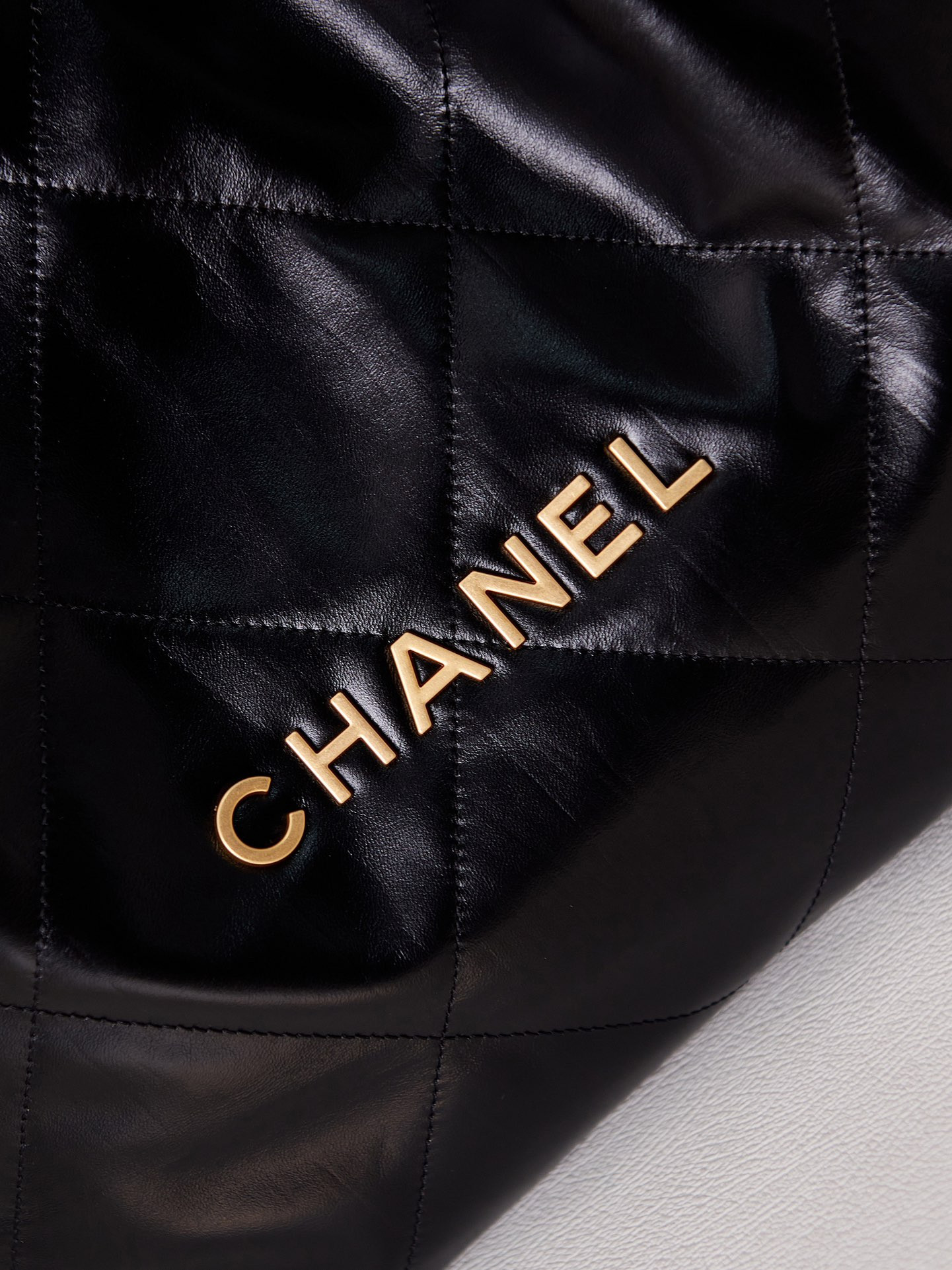 Ch**el 22 HANDBAG Shiny Calfskin & Gold-Tone Metal Black 15.2×16.4×3.1 in