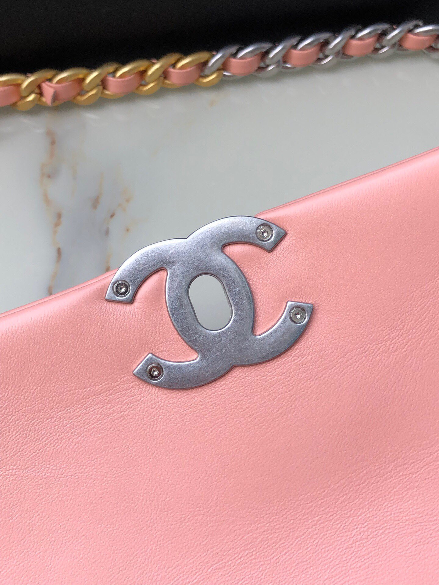 Ch**el 19 LARGE HANDBAG Shiny Leather, Gold-Tone, Silver-Tone & Ruthenium-Finish Metal Light Pink 7.8 × 11.7 × 3.9 in