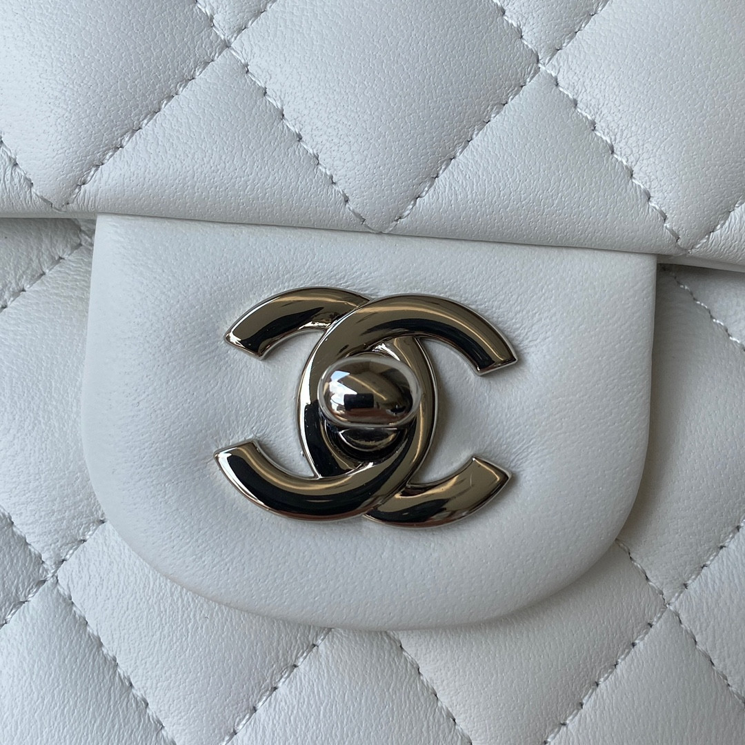 Ch**el CLASSIC HANDBAG LAMBSKIN & SILVER-TONE METAL WHITE 15.5x25.5x6.5cm