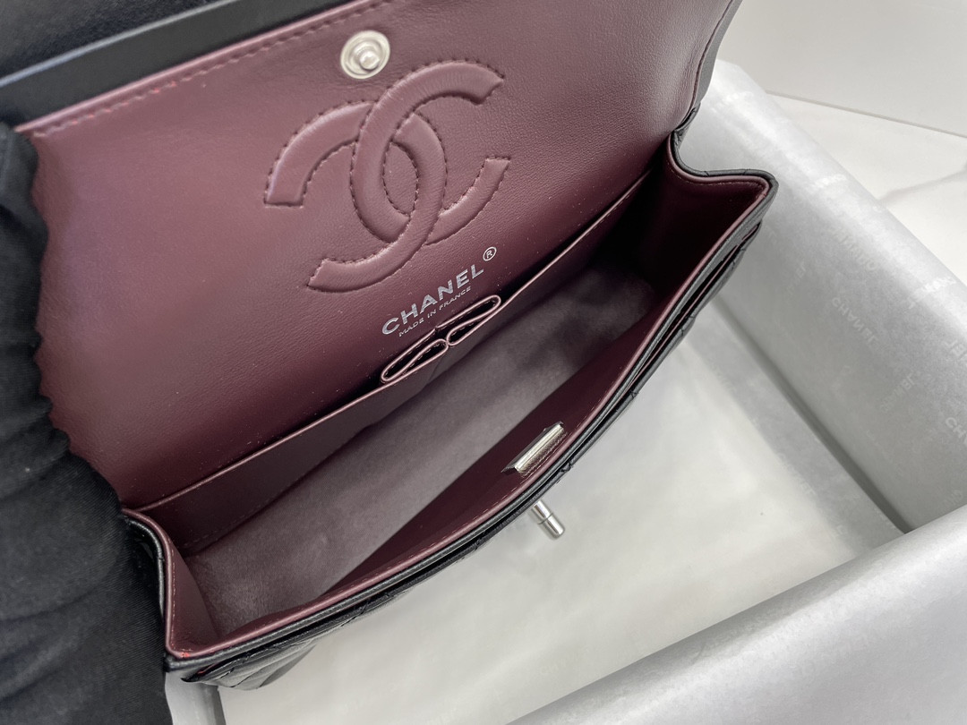 Ch**el SMALL CLASSIC HANDBAG Grained Shiny Calfskin & Silver-Tone Metal Black 5.7 × 9 × 2.3 in