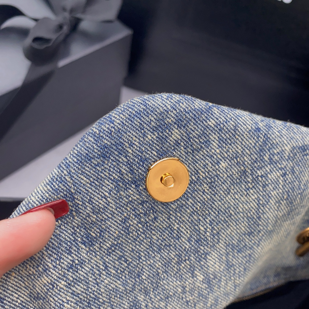 y51 puffer in suede and De*1m light blue 23 x 15.5 x 5.8 cm