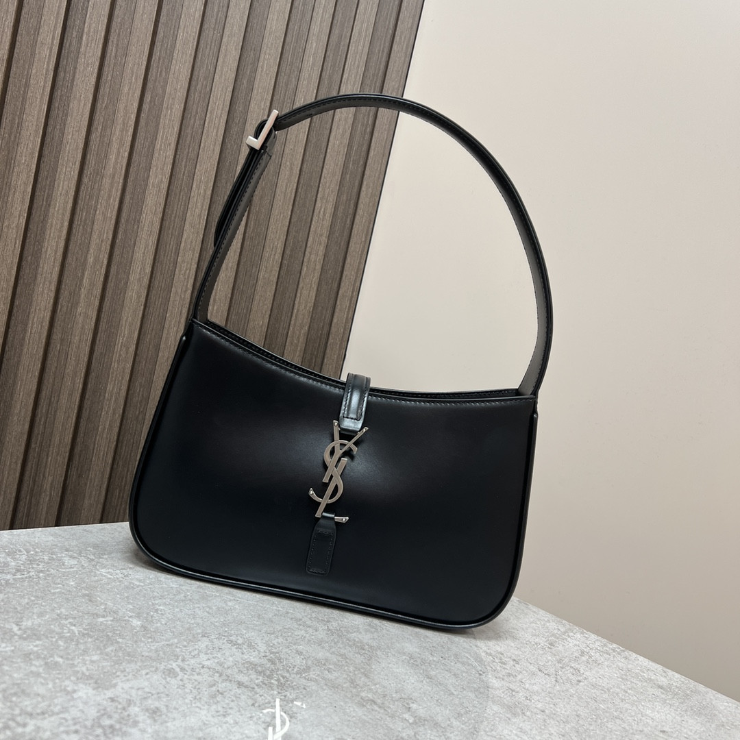 Y51 LE 5 À 7 IN SMOOTH LEATHER NOIR SILVER 9 X 6.3 X 2.5 INCHES