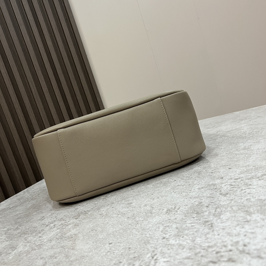 Y51 LE 5 À 7 S*pPLE LARGE IN SMOOTH LEATHER LIGHT GRAY 11.8" X 11" X 4.3"