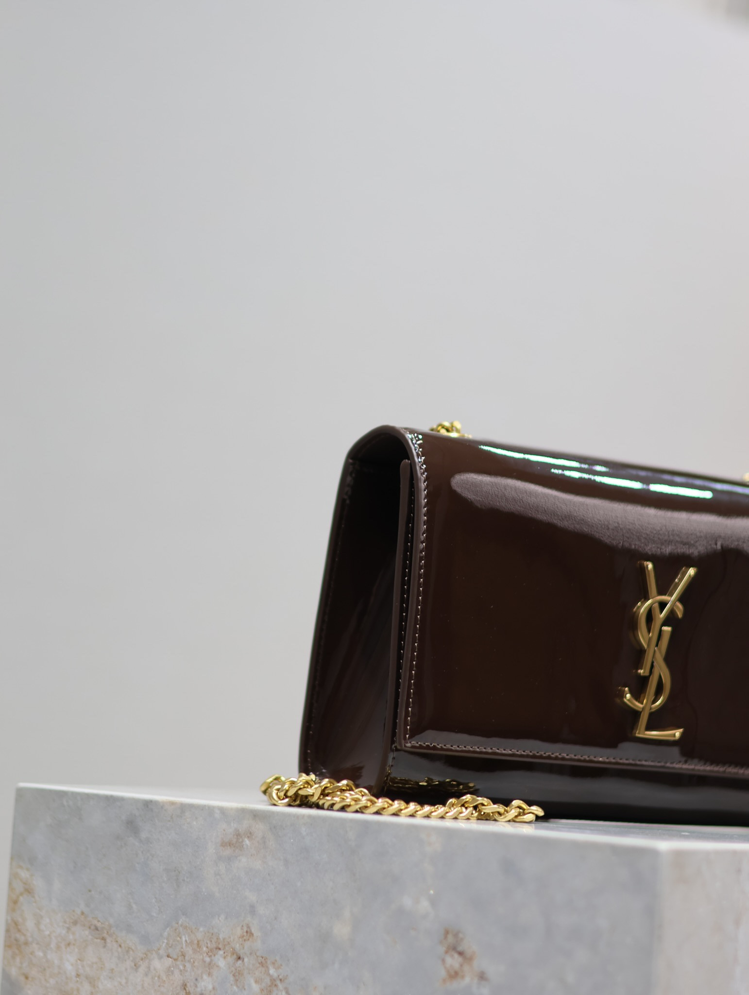 Y51 KATE MEDIUM IN SHINY LEATHER BROWN 9.4 X 5.7 X 2.1 INCHES