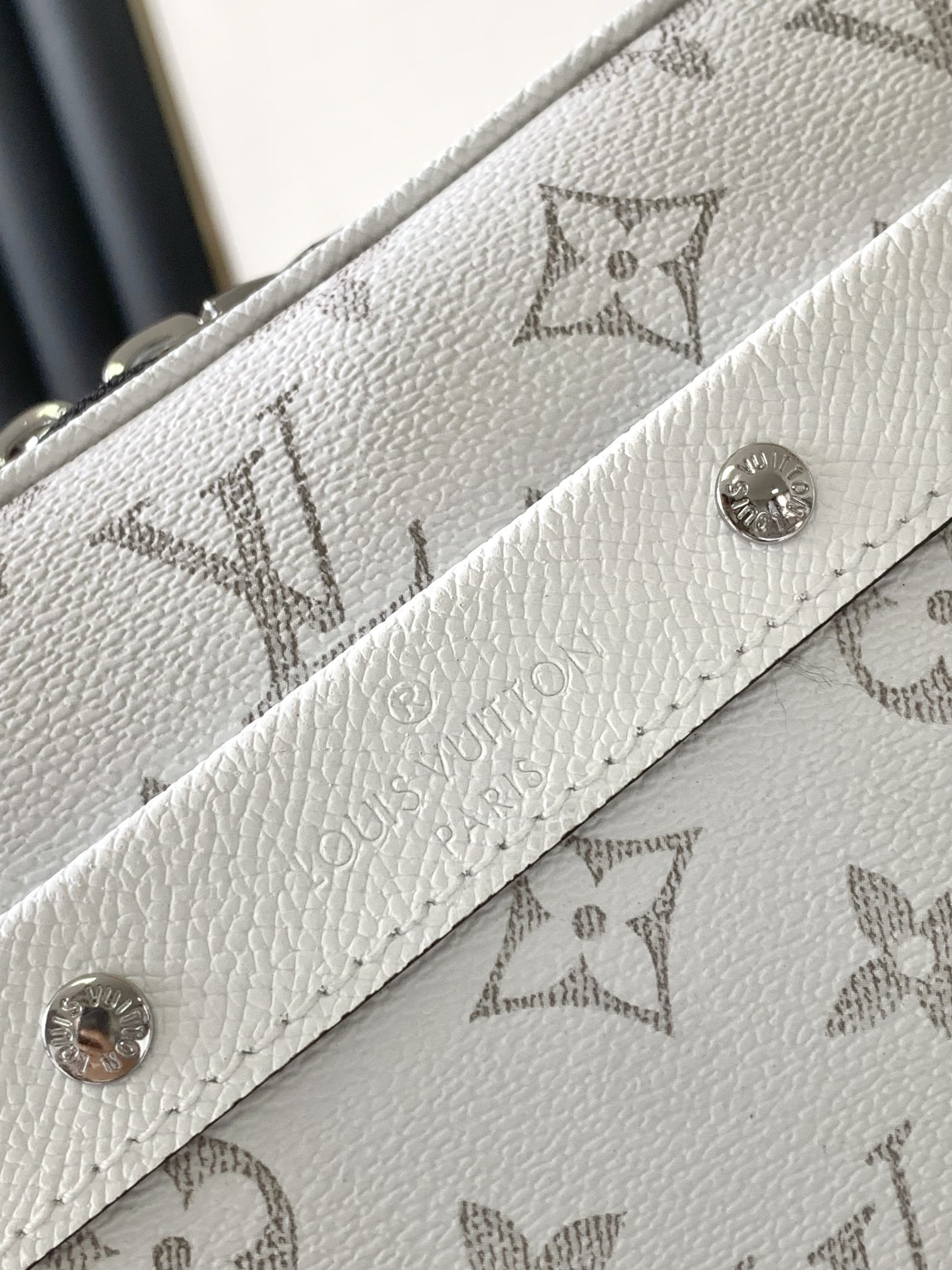 LV M31069 Alpha Messenger 9.4 x 6.3 x 3.1 inches