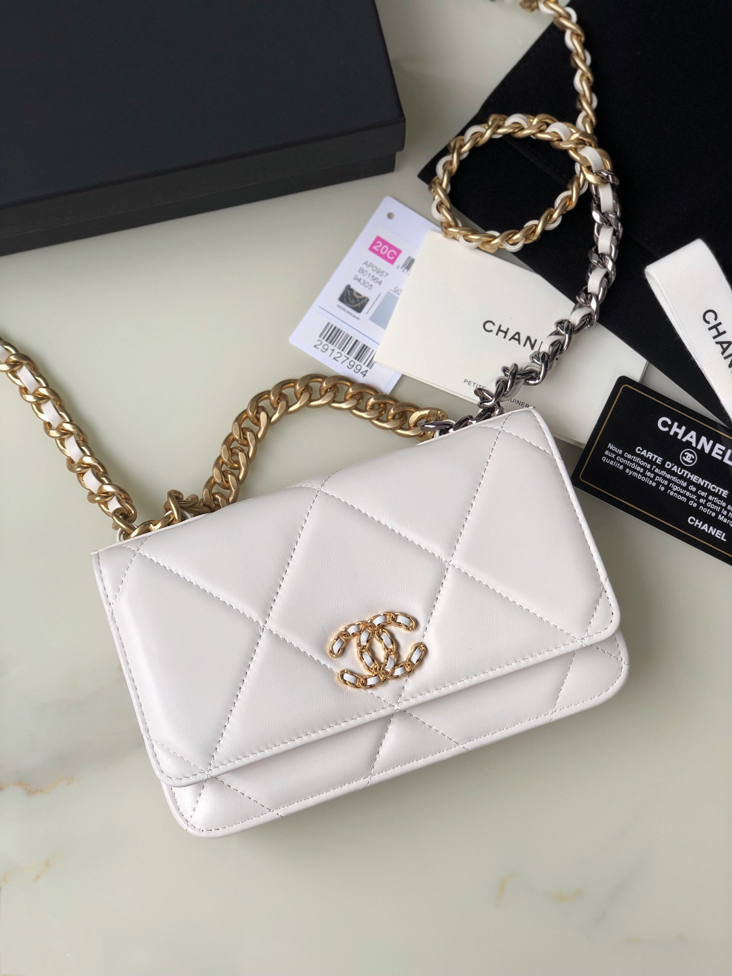 Ch**el CLASSIC WALLET ON CHAIN 4.8 × 7.5 × 1.4 in