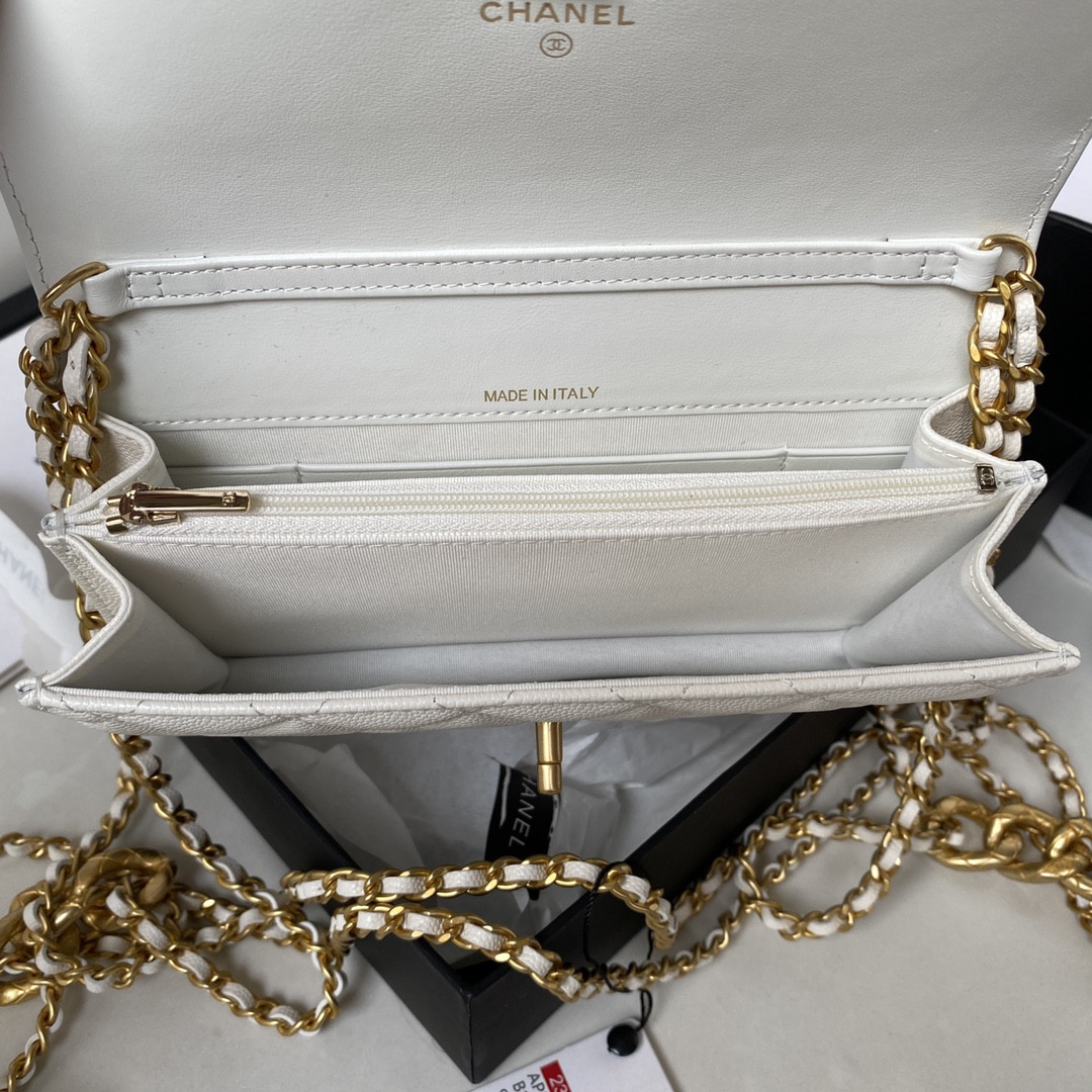 Ch**el CLASSIC WALLET ON CHAIN WHITE 4.8 × 7.5 × 1.4 in