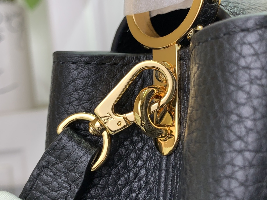 LV Capucines Mini M24689 8.3 x 5.5 x 3.1 inches