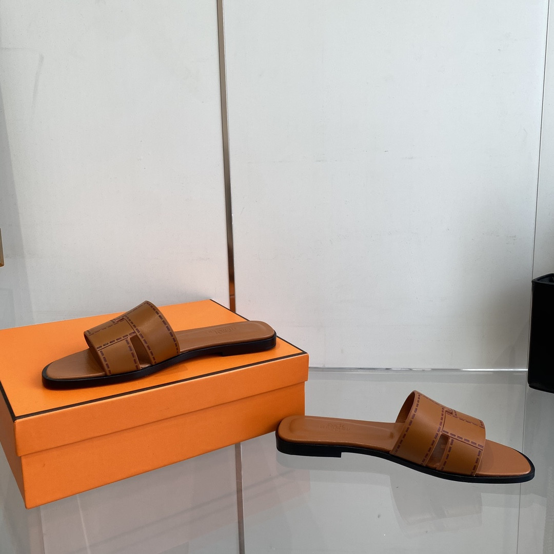 UA H**me5 Idioma sandal