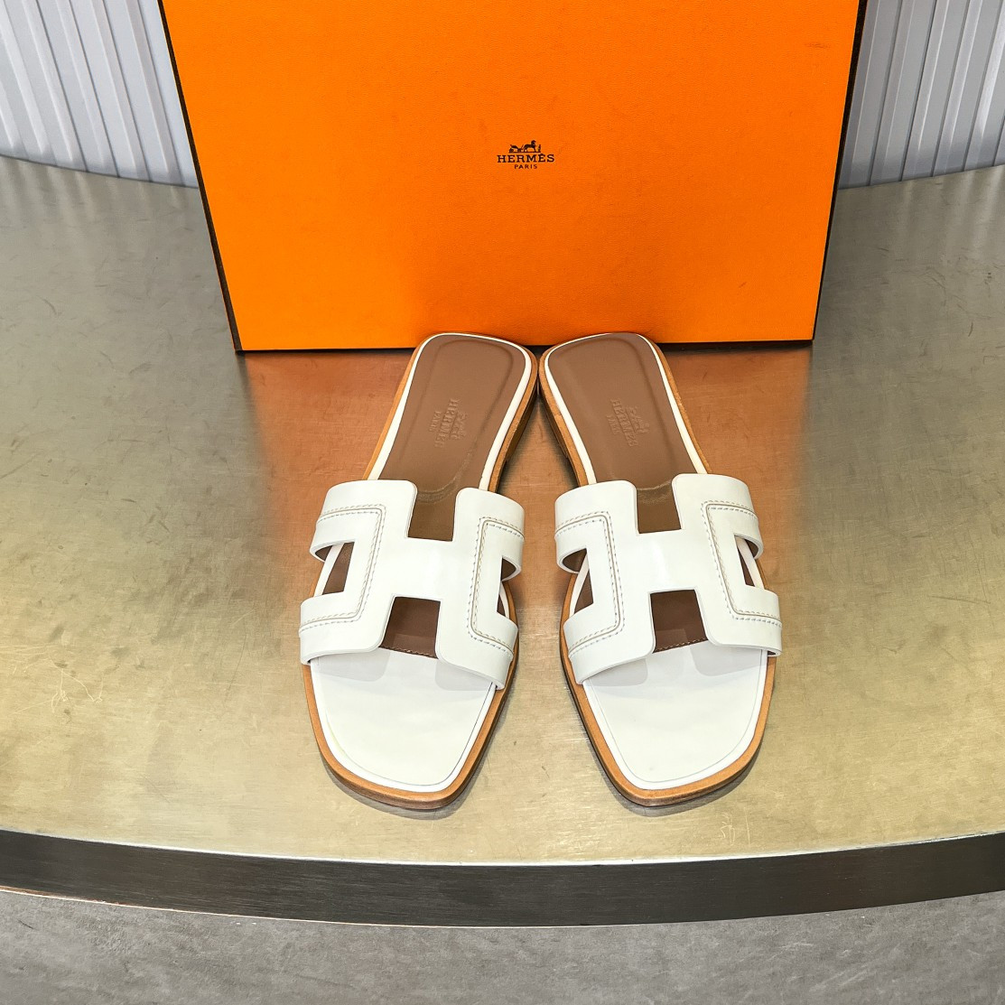 UA H**me5 Oran sandal