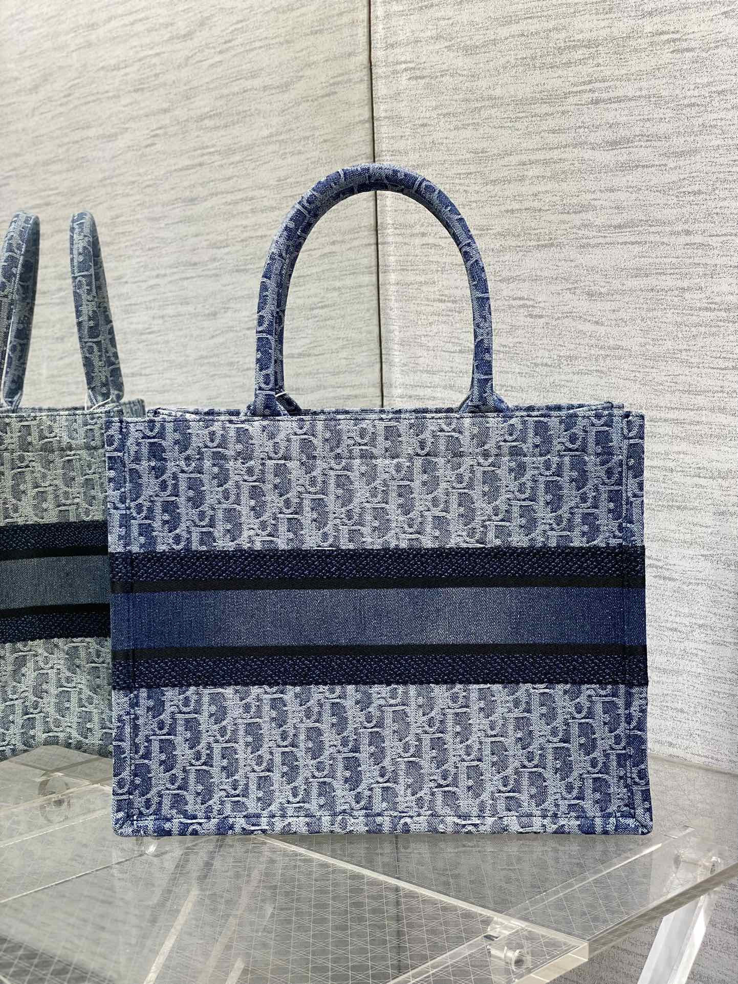 medium d10r book tote blue De*1m d10r oblique jacquard 36 x 27.5 x 16.5 cm